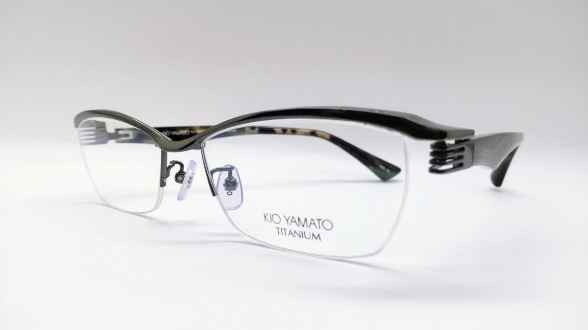 キオ ヤマト|松山で遠近両用メガネのことならオプチカルアイズ